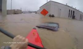 التجول في شوارع فاييتفيل بـ كارولاينا الشمالية بأمريكا بمراكب بحرية بعد غمرها بمياه أمطار اعصار "ماثيو"