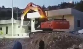 فيديو لهدم جرافات الاحتلال 3 منازل في قرية الولجة شمال غرب بيت لحم