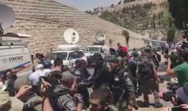 #شاهد قوات الاحتلال تعتدي على المصلين والصحافة أمام باب الأسباط بالقدس
