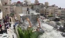 #شاهد تساقط أثاث بناية سكنية هدمها الاحتلال في قرية العيسوية بالقدس المحتلة 
 تصوير: محمد قاروط ادكيدك