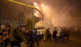 #شاهد الشرطة تفرق المتظاهرين أمام مبنى الشرطة الذي سيطر عليه مسلحون في يريفان عاصمة أرمينيا

وكان المتظاهرون قد احتشدوا في ساحة الحرية في يريفان دعما للمجموعة المسلحة التي سيطرت على مقر شرطة الدوريات في العاصمة، وتحركوا باتجاه الشوارع المؤدية إلى مقر الشر