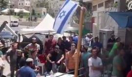 #شاهد  لحظة اعتداء قوات الاحتلال على عائلة فلسطينية بعد ان استولى عليها مستوطنين يوم أمس
تصوير : هشام ابو شقرة | الاناضول