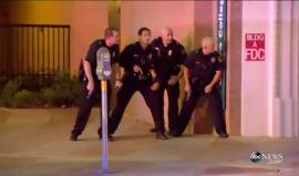 #شاهد لحظة تعرض الشرطة الأمريكية لإطلاق نار في مدينة دالاس أمس والتي تشهد اضطرابات بسبب العنصرية