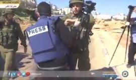 لحظة الاعتداء الوحشي والاعتقال .. 

الاحتلال يمدد اعتقال مراسل قناة القدس في الضفة محمد علوان لمدة 96 ساعة