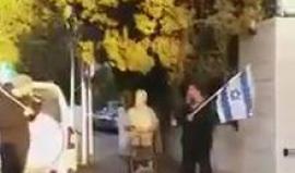 مستوطنون يحتجون أمام منزل رئيس بلدية الاحتلال في القدس نير بركات للمطالبة بمنع صوت الأذان