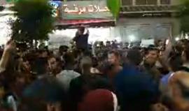 تهتف ضد سلطة عباس وعقوباته .. 
#مباشر مظاهرة على دوار المنارة في رام الله تطالب السلطة برفع العقوبات عن قطاع غزة المحاصر من الاحتلال . 
#ارفعوا_العقوباتعرض أقل