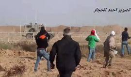 #شاهد من مسافة صفر.. جيب الاحتلال هرب من حجارة الشباب الثائر على حدود غزة الشرقية