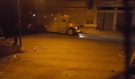 #شاهد 
استنفار لقوات الاحتلال في المنطقة الجنوبية لمدينة الخليل بعد القاء قنبلة محلية الصنع على حاجز لقوات الاحتلال قرب المسجد الإبراهيمي.
تصوير عارف جابر