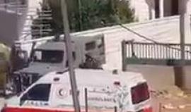 #شاهد قوات الاحتلال تعترض عمل طواقم الإسعاف التابعة للهلال الأحمر في مدينة دورا جنوب الخليل