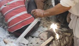 ننصح عدم مشاهدة الأطفال +18 " مشاهد قاسية" 
#شاهد .. محاولة إخراج الأطفال من تحت الانقاض اثر غارة جوية على مدينة الحولة في ريف حمص الشمالي .