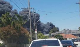 اندلاع حريق ضخم في ساحة للسيارات بـ سيدني في مقاطعة نيو ساوث ويلز الأسترالية