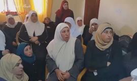 عائلة الشهيد مازن فقهاء في مدينة طوباس، تتابع مراسم تشييعه في قطاع غزة عبر التلفاز.