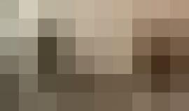 قوات الاحتلال تغلق منزلا لعائلة زاهدة في شارع الشهداء بالخليل وتحتجزهم داخله لإجبارهم على مغادرته .  
تصوير عماد ابو شمسيه