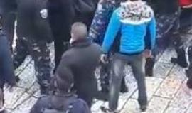 #شاهد حراسة مشددة في ساحة المهد ومقاطعة شعبية لمراسم استقبال البطريرك ثيوفيلوس الذي يزور المنطقة بمناسبة أعياد الميلاد بحسب التقويم الشرقي

يشار الى أن البطريرك ثيوفيلوس متورط بصفقات بيع وتسريب أراض للاحتلال الإسرائيلي