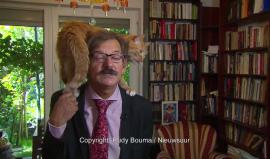 قط يتسلق أكاديميا بولنديا خلال مقابلة تلفزيونية