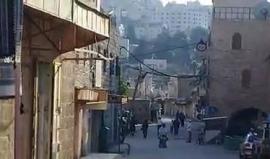 مستوطنون يهاجمون عائلة فلسطينية قرب الحرم الإبراهيمي بالخليل
تصوير محمد الرجبي