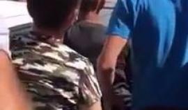 فيديو لاحتجاز قوات الاحتلال فتاة فلسطينية بمنطقة الكرنتينا جنوبي الخليل للاشتباه بنيتها تنفيذ عملية طعن ويطلقون سراحها في وقت لاحق