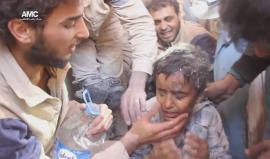 يفرح لنجاته أم يحزن لفقدان عائلته !! 
 #شاهد| انتشال طفل على قيد الحياة من تحت أنقاض منزله في حي بستان الباشا بحلب 
تصوير: عامر أبو شام