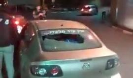 #شاهد تعرض مركبة مستوطنين لالقاء الحجارة قرب مسجد بلال شمال بيت لحم وإصابة مستوطن بالخوف.