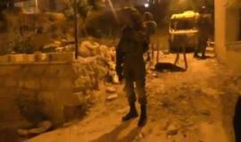 #شاهد
قوات الاحتلال تداهم منازل المواطنين في حي الحريقة بالخليل.