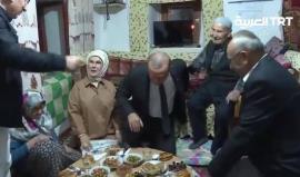 الرئيس التركي أردوغان وعقيلته يتناولان طعام الإطار في منزل أحد المواطنين الذي قدم لضيفه مائدة متواضعة بمنزله في العاصمة أنقرة