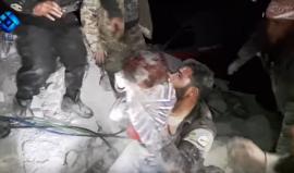 مشاهد مؤثرة .. 
#شاهد| الدفاع المدني ينتشل طفل من تحت أنقاض منزل عائلته المدمر جراء قصف جوي على بلدة أورم الكبرى بريف #حلب 

تصوير وكالة ثقة