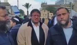 زعماء التطرف الصهيوني وقادة الإستيطان في الخليل يتظاهرون أمام المحكمة العسكرية في تل ابيب احتجاجا على محاكمة الجندي قاتل الشهيد عبد الفتاح الشريف