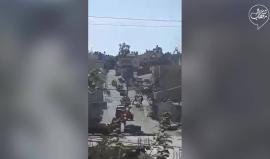 #فيديو لاقتحام قوة عسكرية تابعة لجيش الاحتلال بلدة بيت أمر شمال الخليل اليوم وتوزيع منشورات تهدد باجراءات ضد الشبان الفلسطينيين