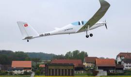 #شاهد نجاح أول طائرة تعمل بالطاقة الشمسية "سولار ستراتوس" المصممة للتحليق في الطبقات العليا من الغلاف الجوي في أول اختباراتها بالطيران على علو منخفض في سماء سويسرا