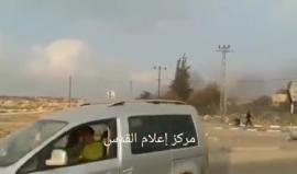 #شاهد | شبان يغلقون الطريق المؤدي الى المعسكر المقام على أراضي بلدة الرام شمال القدس المحتلة بالإطارات المطاطية والصخور.