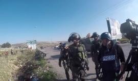جنود الاحتلال يعرقلون عمل الصحفيين خلال تغطيتهم للمواجهات على مدخل مدينة البيرة الشمالي أمس

تصوير: شادي حاتم