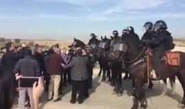 خيالة شرطة الاحتلال تحاصر الأهالي في قرية أم الحيران بالنقب المحتل