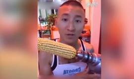 #شاهد صيني أراد تناول الذرة بطريقة مثيرة... لكن؟