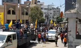 #شاهد تشييع جثماني الشهيدين أحمد منصور حسان (35 عامًا) ونجله لؤي (13 عامًا) ارتقيا إثر انفجار قرب برج الشفاء غرب مدينة غزة صباح اليوم .