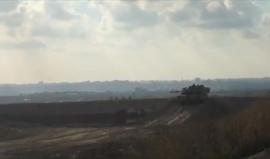 #فيديو الاعلام العبري ينشر فيديو للحظة اطلاق آلية مدفعية تابعة لجيش الاحتلال قذيفة صوب قطاع غزة