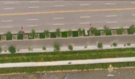 تصوير جوي: بحيرة يتحول نصفها إلى الأحمر في وقت معين كل عام!