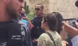 #شاهد | قوات الاحتلال تصادر جدارية رسم للأسرى وتعتقل الشابة صمود أبو خضير من منطقة باب العامود وسط القدس المحتلة قبل قليل.