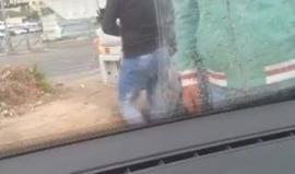 #شاهد وحشية الاحتلال ..

جندي اسرائيلي يُهاجم مقدسيين ويعتدي عليهم بالكدمات والألفاظ البذيئة وسط القدس صباح اليوم