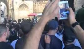 #شاهد
اعتداء قوات الاحتلال على حراس المسجد #الأقصى