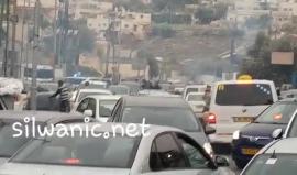قوات الاحتلال تلقي قنابل وتطلق أعيرة نارية على المواطنين في حي عين اللوزة ببلدة سلوان بالقدس المحتلة