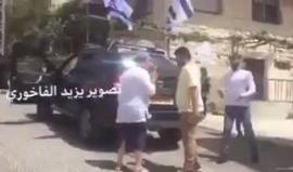 #شاهد اعتداء مستوطِنة إسرائيلية على أطفال فلسطينيين في حارة السلايمة بالبلدة القديمة في #الخليل ظهر اليوم