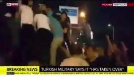 #شاهد ماذا فعل المتظاهرين الأتراك في جندي إنقلابي أطلق النار عليهم..