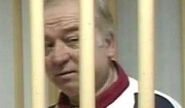 هُوجم بغاز أعصاب نادر جدا وحالته حرجة .. 

#فيديو البحث عن منفذي عملية تسميم الجاسوس الروسي "سيرغي سكريبال" وهو كولونيل سابق في الاستخبارات العسكرية الروسية كان يعمل لصالح بريطانيا