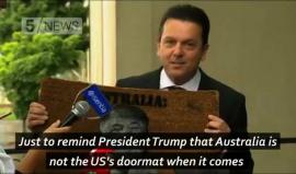 #شاهد السيناتور الأسترالي "نيك كزينوفون" يحمل صورة ترامب على "ممسحة"!