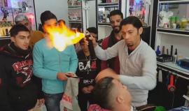 حلاقو غزة يمارسون الحلاقة بواسطة النار 
تقرير مثنى النجار