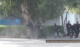 #شاهد| مناورات عسكرية خلال تخريج دورة ضباط لوزارة الداخلية في #غزة 
تصوير عبد الرحمن الكحلوت