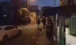 أحد جنود الاحتلال يقوم بتعليم صديقه كيفية القاء قنابل الصوت في قرية #العيساوية على الرغم من عدم وجود مواجهات