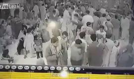 #شاهد لحظة تفجير عنصر من "تنظيم الدولة" نفسه وسط تجمع كبير في باكستان موقعًا عشرات التقلى والجرحى