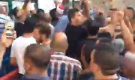 #شاهد الشبان الغاضبون يتمكنون من اجتياز حاجز الاحتلال عند باب الأسباط والدخول الى البلدة القديمة في القدس المحتلة.