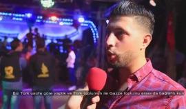 رافعين أعلام الشقيقتان فلسطين وتركيا 
#شاهد | عائلة من غزة ذات أصول تركية تحتفل بزفاف نجلها على الطريقة التركية .